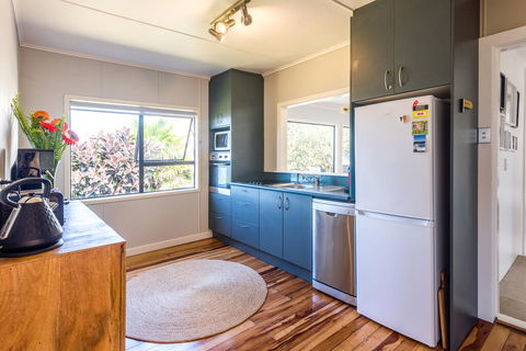 Oneroa Views With Spa Pool - Waiheke Holiday Home - Accommodation New Zealand 3