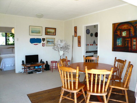 Onetangi Bay Views - Onetangi Holiday Home - Accommodation New Zealand 3