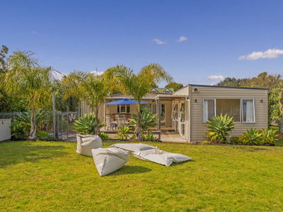 Oysters Retreat - Cooks Beach Holiday Home