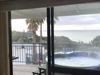 PALM BEACH COTTAGE WITH FANTASTIC VIEWS AND PRIVATE SPA POOL WIFI SKY TV DBLE SKY AND POSSIBLY A CAR