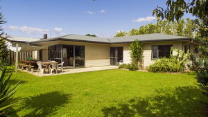 Peaceful Poplar - Whitianga Holiday Home