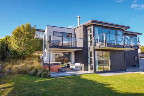 Picture Perfect - Wanaka Holiday Home - Accommodation New Zealand 0