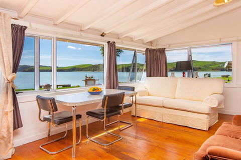 Point Of Difference - Waterfront Raglan Holiday Home - Accommodation New Zealand 2