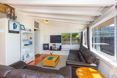 Point Of Difference - Waterfront Raglan Holiday Home - Accommodation New Zealand 3