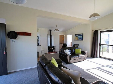 Ponderosa - Waitarere Beach Bach - Accommodation New Zealand 3