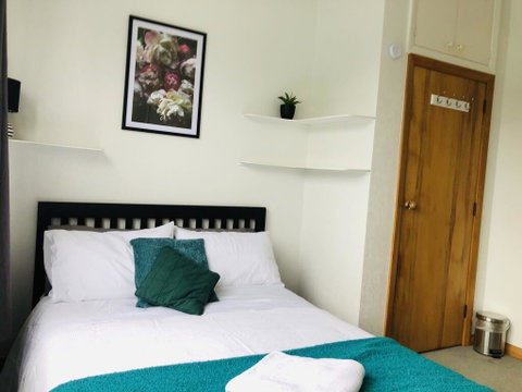 Private Bedroom With Mountain View - Close To City And Ferry - Accommodation New Zealand 1
