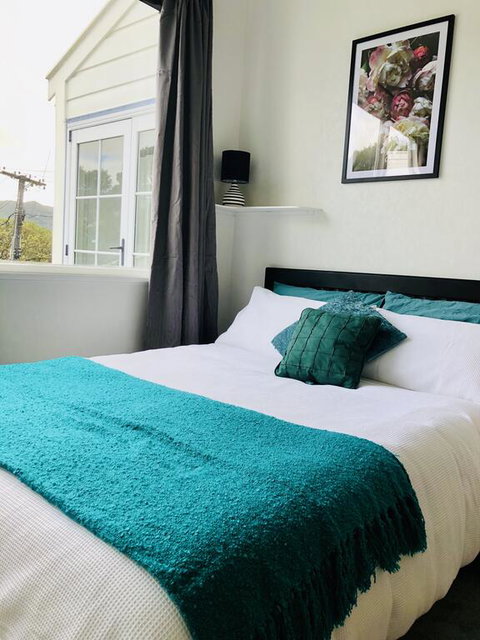 Private Bedroom With Mountain View - Close To City And Ferry - Accommodation New Zealand 3