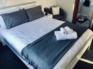 Private en-suite room - very close to city