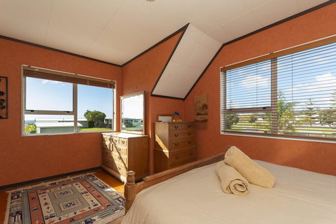 Raines Retreat With Spa - Taipa Beach Bach - Accommodation New Zealand 3