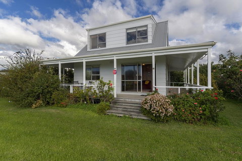 Raines Retreat With Spa - Taipa Beach Bach - Accommodation New Zealand 0