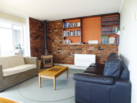Relax In Lovely Riverton - Accommodation New Zealand 1