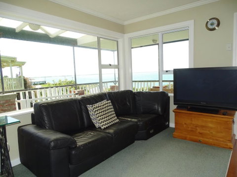 Relax In Lovely Riverton - Accommodation New Zealand 3