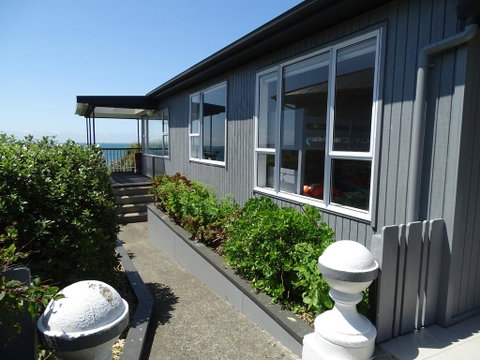 Relax In Lovely Riverton - Accommodation New Zealand 0