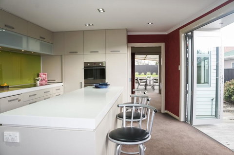 RELAX ON RICHMOND - MODERN LARGE BEACH HOUSE - Accommodation New Zealand 3