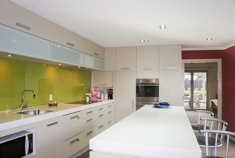 RELAX ON RICHMOND - MODERN LARGE BEACH HOUSE - Accommodation New Zealand 0