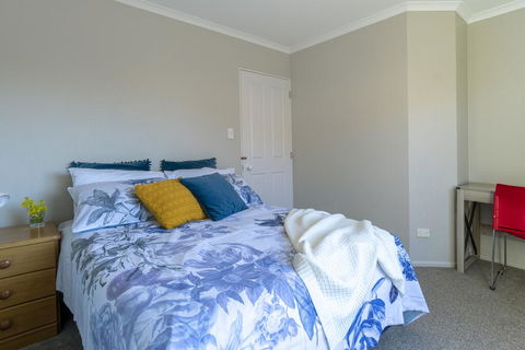 Relaxed Coastal Family House - Accommodation New Zealand 3