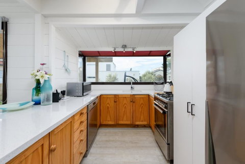 Relaxed Funky Bach With Ocean Views - Accommodation New Zealand 3