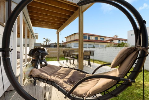 Relaxed Funky Bach With Ocean Views - Accommodation New Zealand 1