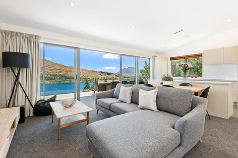 Remarkable Views On Goldrush Way - Queenstown Holiday Home - Accommodation New Zealand 0