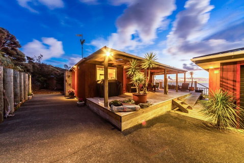 Romantic Piha - Accommodation New Zealand 3