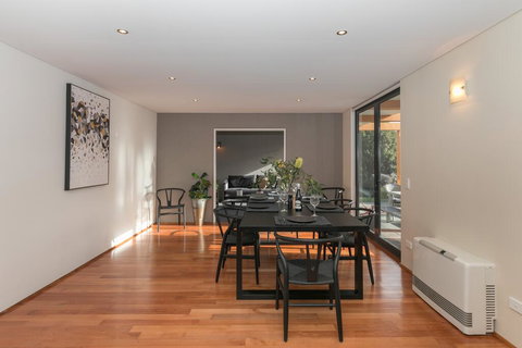 Roys Peak View - Sleeps 8 - Lake & Mountain Views - Walk To Lake Wanaka - Accommodation New Zealand 2