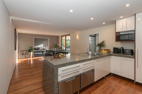 Roys Peak View - Sleeps 8 - Lake & Mountain Views - Walk To Lake Wanaka - Accommodation New Zealand 1