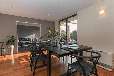 Roys Peak View - Sleeps 8 - Lake & Mountain Views - Walk To Lake Wanaka - Accommodation New Zealand 3