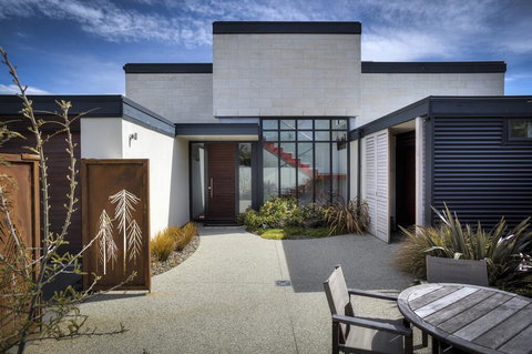 Roys Peak View - Sleeps 8 - Lake & Mountain Views - Walk To Lake Wanaka - Accommodation New Zealand 0