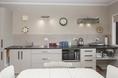 RUSTIC RETREAT ON RUSKIN - Accommodation New Zealand 3