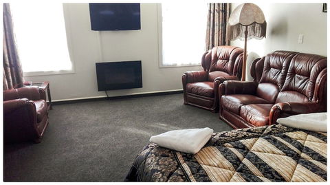 Victoria Railway Hotel - Accommodation New Zealand 0