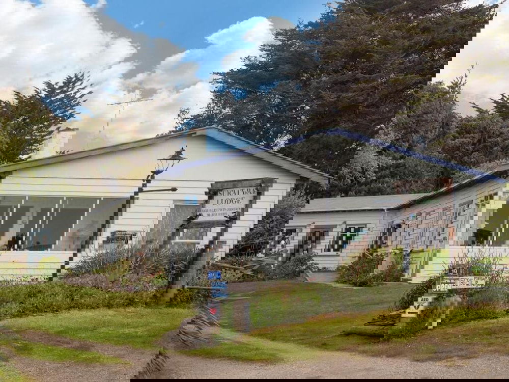 Surat Bay Lodge  Backpackers Hostel