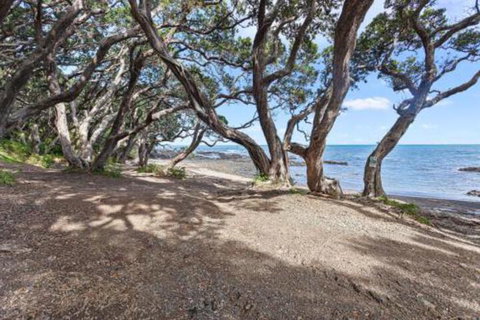 Fishing Base By The Sea - Accommodation New Zealand 7