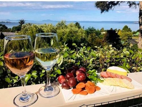 Lake Cottage with Wifi  Pet friendly Pukawa Holiday Home