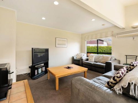 Downtown Wanaka Wanaka Holiday Home - Accommodation New Zealand 4