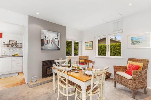 Dove Cottage Waikanae Beach Holiday Home