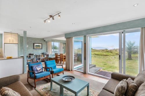 La Casa de la Playa Beachfront Waikanae Holiday Home