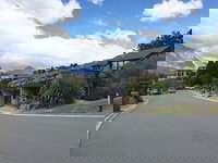 Spacious Lake View Alpine Townhouse Walk TO Town