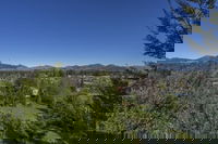 16 Chalet Cres