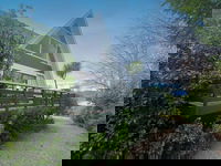 9 Chalet Cres