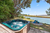 Waterfront Estuary Escape Raglan Holiday Home