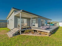 Modern Family Beach House Matarangi Holiday Home