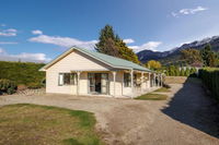 Bodkins a Bonus Lake Hawea Holiday Home