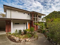 Te Wharepuni Tata Beach Holiday Home