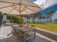 Golden Summers Beachfront Matarangi Holiday Home