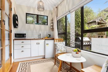 A Relaxed Haven By The Sea - Accommodation New Zealand 3