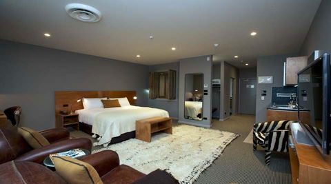 King & Queen Hotel Suites - Accommodation New Zealand 3